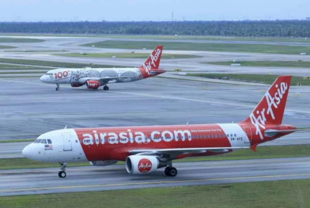 Syarikat penerbangan tambang murah Air Asia menderita kekangan kewangan yang teruk akibat kenaikan harga minyak dan kerugian tukaran asing. -Gambar hiasan