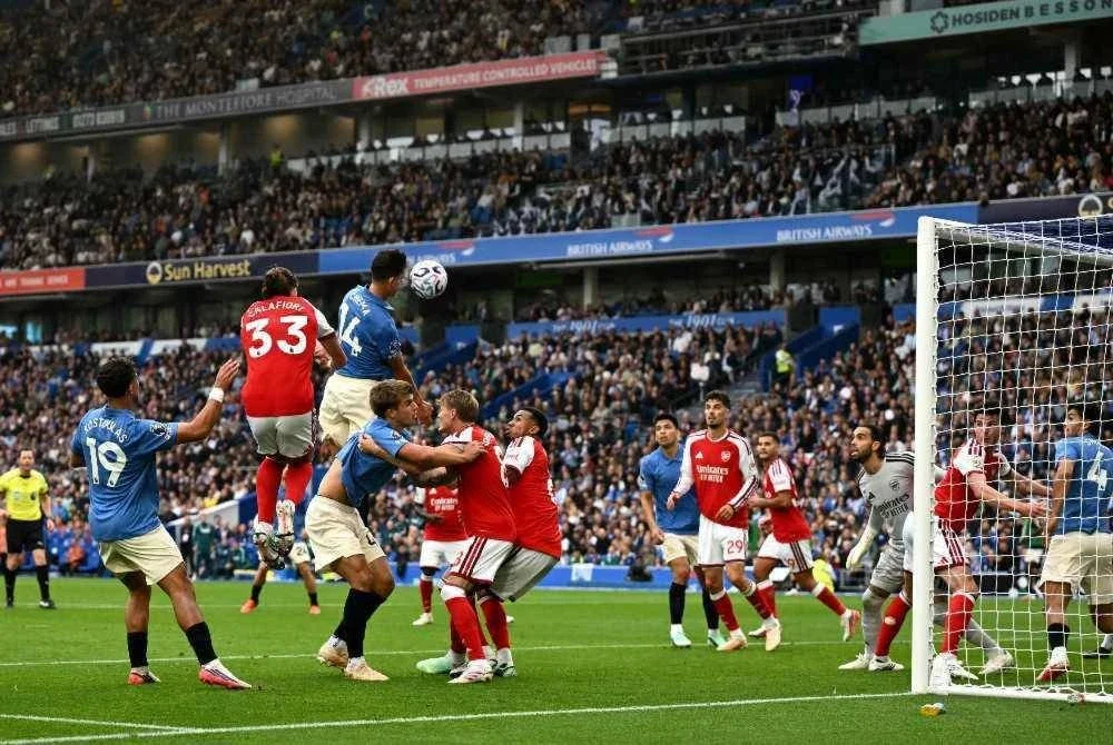Andres (tiga dari kiri) meledak satu gol ketika membantu Brighton menewaskan Arsenal 3-0 dalam saingan EPL pada Sabtu. - FOTO: AFP.