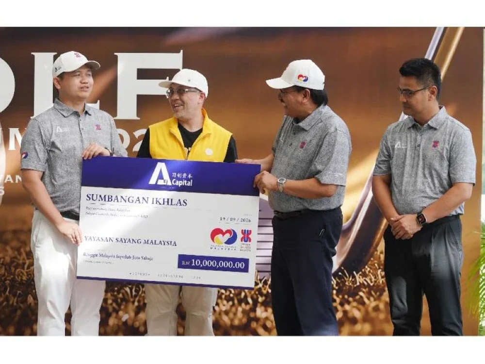 Tengku Muhammad Fakhry Petra berkenan menyaksikan penyampaian serahan sumbangan dari John Tan (kiri) kepada Dr Suhaimi (dua, kanan) pada Kejohanan Golf Amal UMK 2026 yang diadakan pada Sabtu.