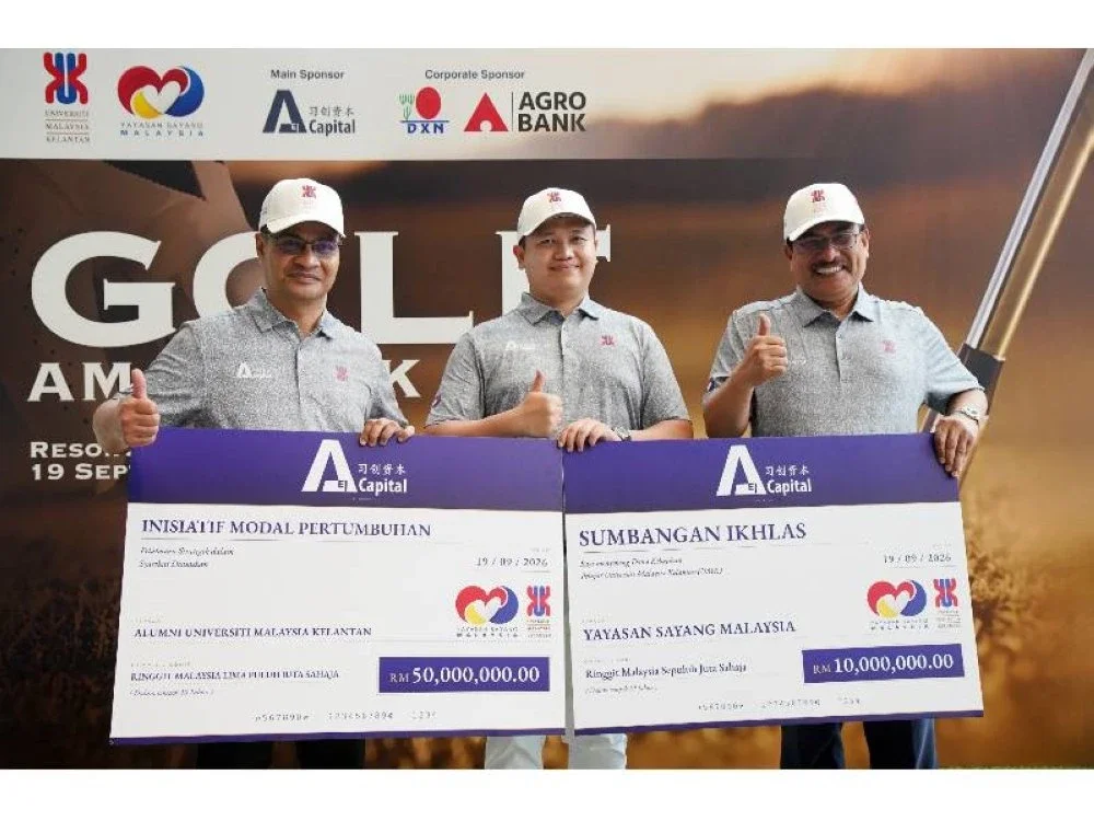 John Tan (tengah) menyerahkan sumbangan kepada Profesor Dr Arham (kiri) dan Dr Suhaimi (kanan) pada Kejohanan Golf Amal UMK 2026 yang diadakan pada Sabtu.