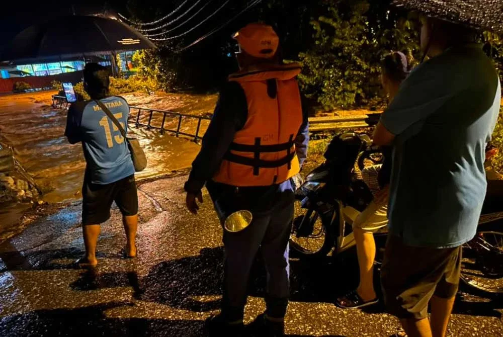 Hujan lebat berterusan semalaman menyebabkan lima kawasan di jajahan Gua Musang ditemggelami air. FOTO: APM