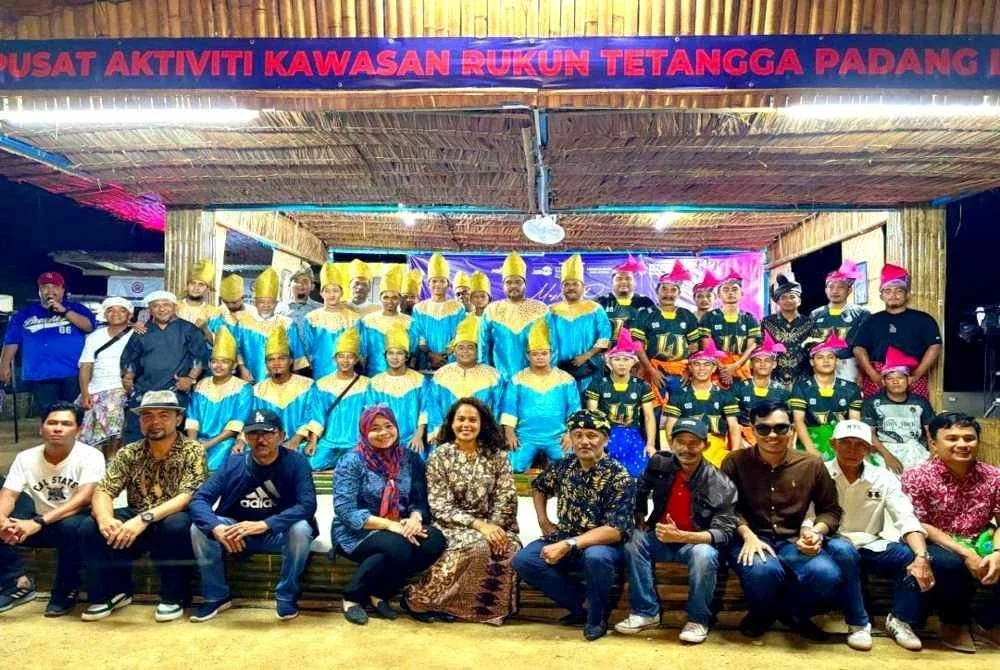 Antara tetamu yang hadir pada semasa majlis perasmian ArtsFAS di Kampung Padang Lalang, Tanah Merah pada Ahad.