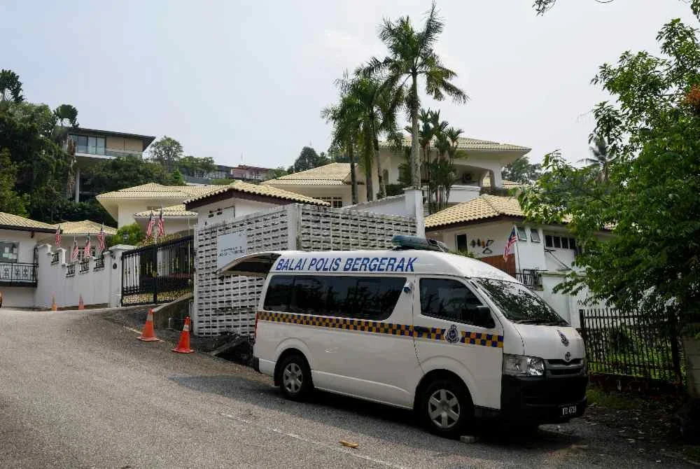 Balai polis bergerak ditempatkan di hadapan kediaman Najib di Jalan Langgak Duta. Foto Bernama