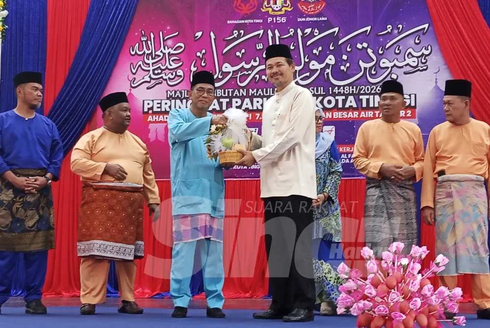 Mohamed Khaled (tiga dari kiri) menyampaikan hadiah pada Majlis Sambutan Maulidur Rasul di Felda Air Tawar 2, Kota Tinggi. Foto: SINAR HARIAN/NOR AZURA MD AMIN