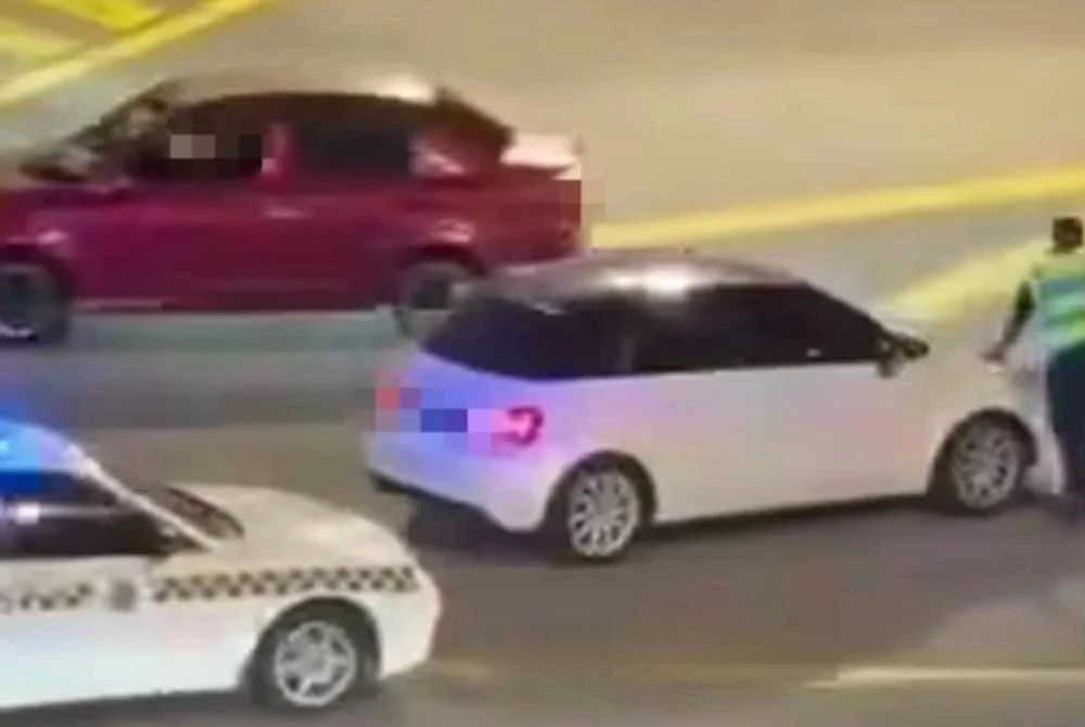 Tangkap layar video tular menunjukkan kereta Audi dipandu melawan arus.