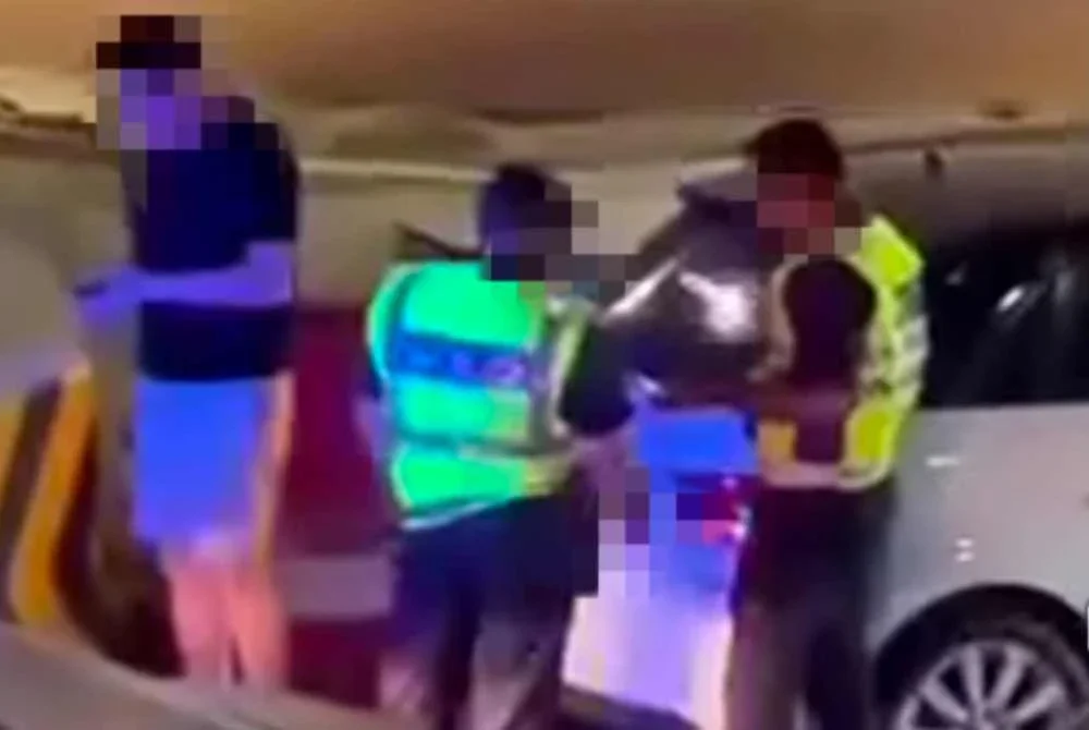 Pemandu Audi dipercayai tertidur di lampu isyarat Tanjung Puteri sebelum tersedar selepas tingkap kenderaannya diketuk anggota polis.
