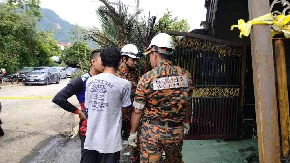 Pihak bomba menerima panggilan kecemasan berhubung kejadian di sebuah rumah di 17 Persiaran Desa Tambun 4, Taman Desa Tambun pada jam 4 pagi.