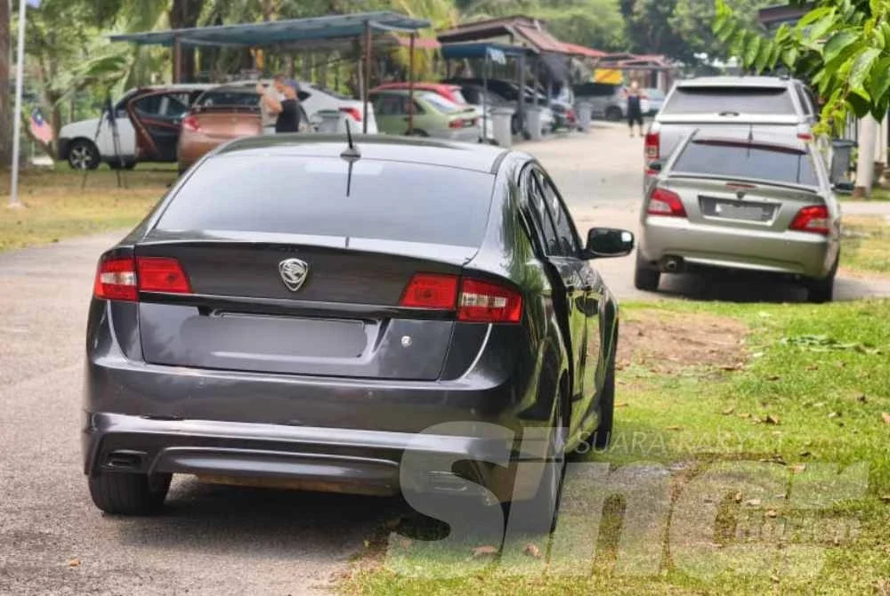Mayat lelaki dan wanita ditemukan dalam sebuah kereta berwarna hitam di tepi jalan di Taman Inang Sari, Durian Tunggal.