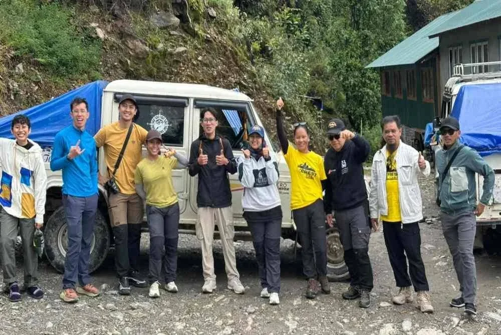 Peserta meneruskan perjalanan menaiki jip selepas penerbangan ke Lukla dibatalkan akibat keadaan cuaca yang tidak menentu.