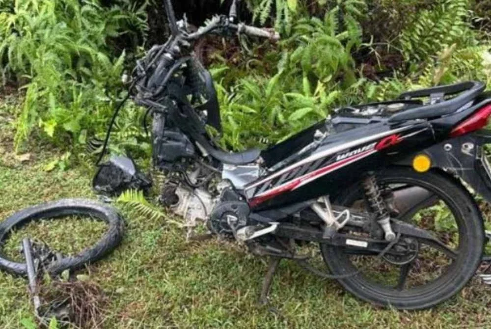 Keadaan motosikal mangsa yang terlibat dalam kemalangan di Kilometer 70 Jalan Jerangau-Jabor di Bukit Besi pagi Ahad. Foto IPD Dungun