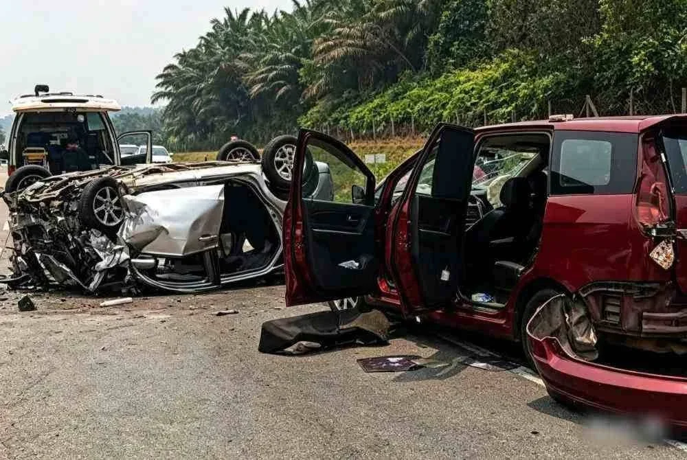 Kemalangan dipercayai berlaku apabila Perodua Myvi memotong kenderaan lain sebelum bertembung dengan Proton Exora dari arah bertentangan.