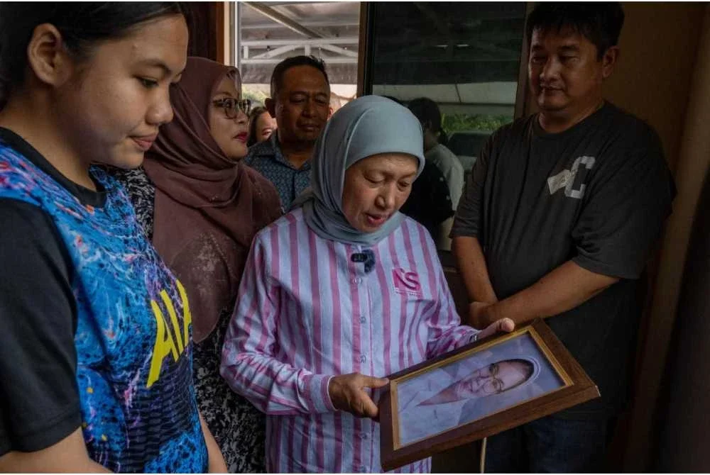 Nancy meluangkan masa menziarahi keluarga mendiang Debra Moset yang terkorban dalam tragedi helikopter Perkhidmatan Doktor Udara (FDS) di Long Lellang, Ulu Baram pada 8 September lalu.