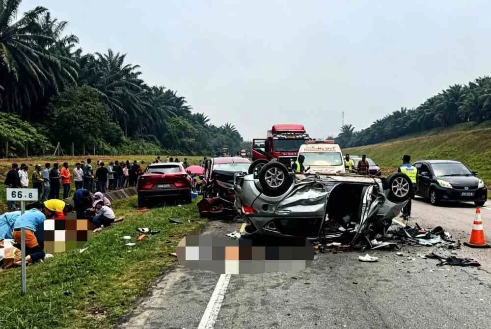 Seorang maut manakala enam lagi parah dalam kemalangan membabitkan tiga kenderaan di Kilometer 66.6 Lebuhraya Senai-Desaru di sini pada Sabtu.