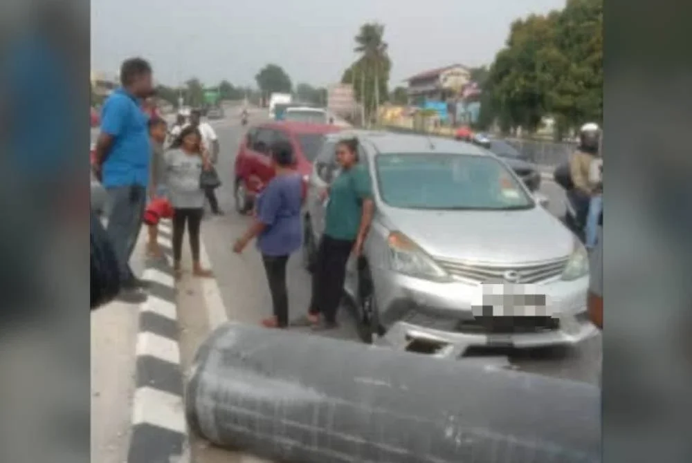 Tular video di media sosial memaparkan kesesakan jalan raya dipercayai berpunca akibat sebuah lori yang membawa muatan besi cerucuk.