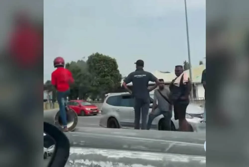 Kejadian kira-kira jam 4.25 petang Sabtu itu melibatkan sebuah lori dan sebuah kereta.