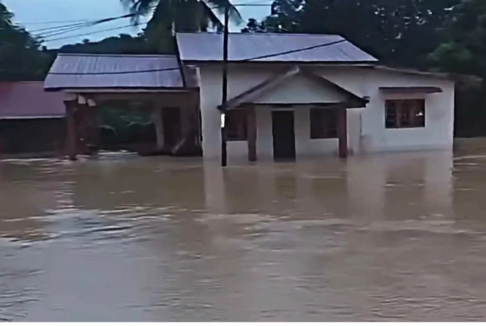 Keadaan banjir di Taman Agropolitan Rantau Manis, Gua Musang pada Ahad. Foto: Tular