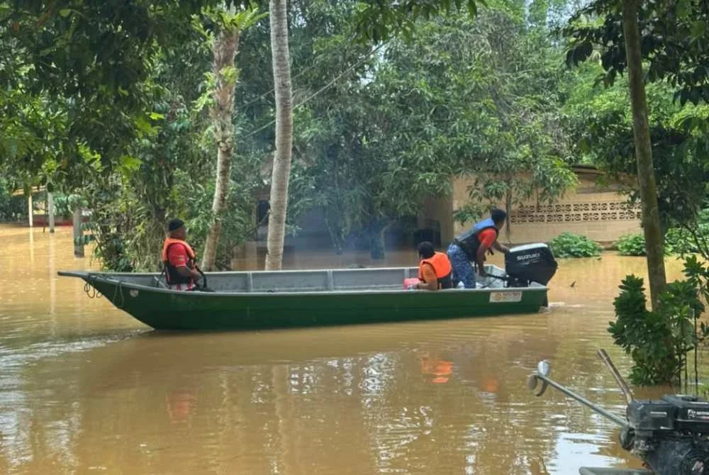 Hujan lebat sejak malam Ahad menyebabkan beberapa kawasan di jajahan ini dilanda banjir. Foto: APM