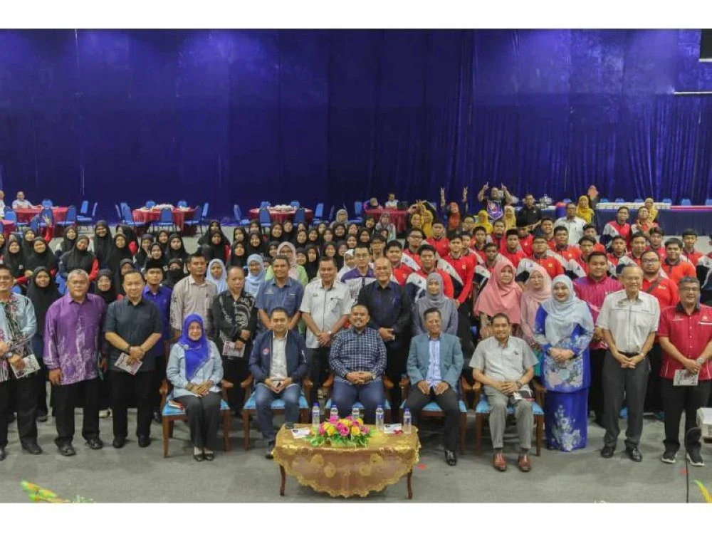 Seramai 100 pelajar menerima manfaat tajaan RISDA sempena Program Tuisyen Pintar sekali gus memperkasa persediaan bagi menghadapi SPM.