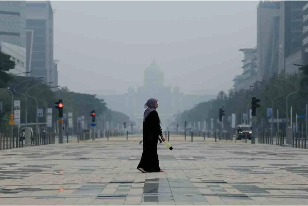 Bacaan Indeks Pencemar Udara (IPU) di Putrajaya telah mencatatkan tahap tidak sihat iaitu 174 pada jam 12 tengah hari Ahad. Foto Bernama