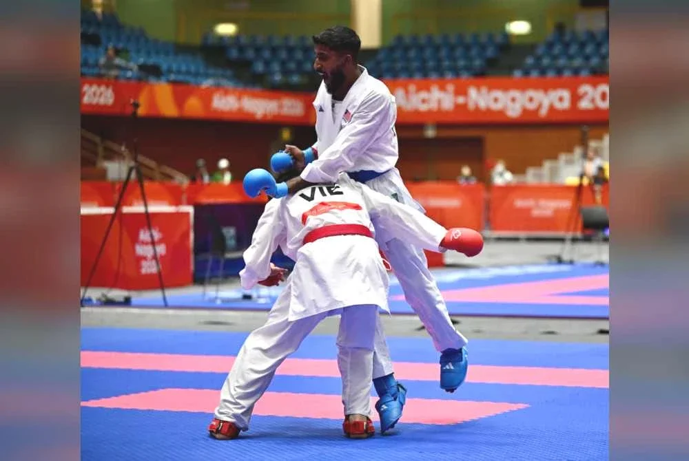 Sureeya (kanan) menyumbang gangsa kedua menerusi acara kumite lelaki 68kg selepas menewaskan Duc Chu 10-2 di Aichi. Foto FB MSN