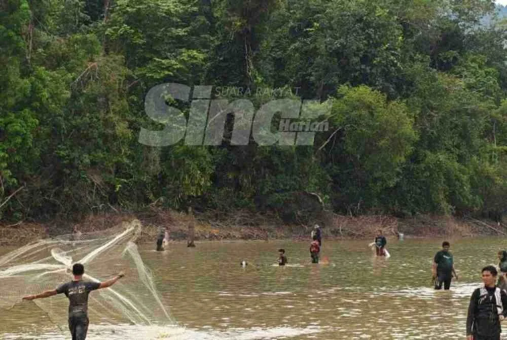 Seorang peserta menebar jalanya dengan sempurna ke dalam sungai sambil disaksikan peserta lain dalam acara menjala yang berlangsung di Kampung Kuala Wau, Maran. Foto Sinar Harian