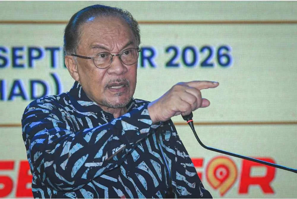 Anwar ketika berucap pada Majlis Hi-Tea Reunion Perintis Reformis pada Ahad. Foto Bernama
