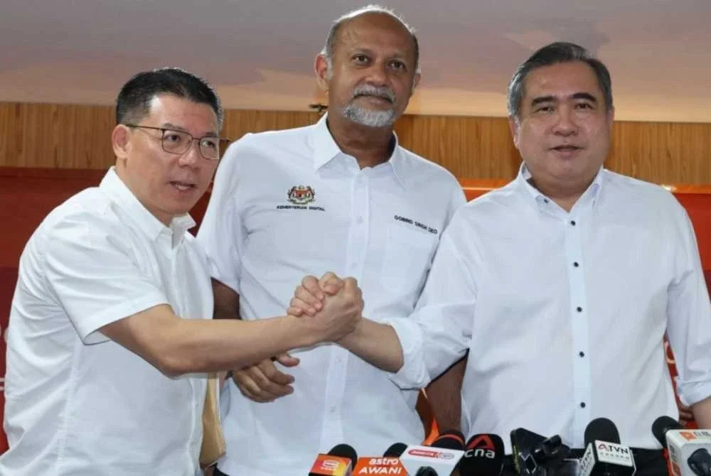 Timbalan Pengerusi DAP, Nga Kor Ming (kiri) dilapor menyatakan hasrat untuk meletak jawatan bersama-sama dengan Setiausaha Agung parti berkenaan, Anthony Loke (kanan).