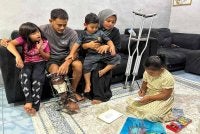 Kamal Ridzuan bersama keluarganya yang kini hanya bergantung kepada pendapatan penjual burger yang diusahakan isterinya, Nurma Lissa.