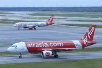 Syarikat penerbangan tambang murah Air Asia menderita kekangan kewangan yang teruk akibat kenaikan harga minyak dan kerugian tukaran asing. -Gambar hiasan