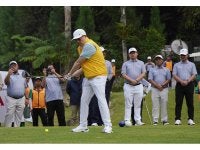 Tengku Mahkota Kelantan, Tengku Muhammad Fakhry Petra berkenan melakukan tee-off dan seterusnya merasmikan Kejohanan Golf Amal UMK 2026 yang diadakan pada Sabtu. - FOTO: ROSLI TALIB