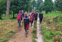 Jiran mengusung wanita terlantar berusia 90 tahun sejauh 9km dalam hujan lebat bagi membolehkannya ke bank. Foto: Facebook