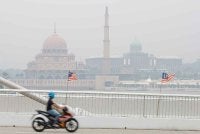 Sebanyak 22 kawasan di seluruh negara mencatatkan bacaan Indeks Pencemar Udara (IPU) pada tahap tidak sihat setakat jam 9 pagi ini. Foto fail Bernama