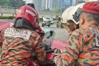 Anggota bomba sedang menjalankan kerja-kerja mengeluarkan mangsa yang tersepit.