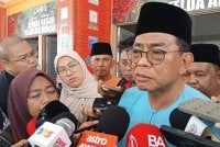 Mohamed Khaled pada sidang akhbar selepas Majlis Sambutan Maulidur Rasul Peringkat Parlimen Kota Tinggi di Dewan Besar Felda Air Tawar 2, Kota Tinggi.