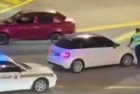 Tangkap layar video tular menunjukkan kereta Audi dipandu melawan arus.