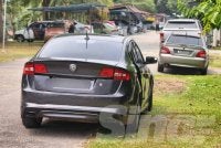 Mayat lelaki dan wanita ditemui dalam sebuah kereta berwarna hitam di tepi jalan di Taman Inang Sari, Durian Tunggal. 