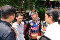 Mohamad Hairul Amir (kanan) menyampaikan ucapan takziah mewakili Anwar kepada Raja Ikhwan Hadi (dua dari kiri) selepas menziarahi keluarga berkenaan di Taman Desa Tambun di sini pada Ahad.