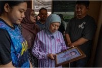 Nancy meluangkan masa menziarahi keluarga mendiang Debra Moset yang terkorban dalam tragedi helikopter Perkhidmatan Doktor Udara (FDS) di Long Lellang, Ulu Baram pada 8 September lalu.