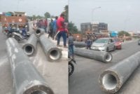 Muatan besi cerucuk yang dibawa sebuah lori terjatuh di jalan.