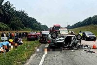 Seorang maut manakala enam lagi parah dalam kemalangan membabitkan tiga kenderaan di Kilometer 66.6 Lebuhraya Senai-Desaru di sini pada Sabtu.