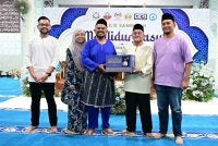Mannzdri (tengah) menyampaikan kit jenazah sumbangan Yayasan Risda kepada salah seorang wakil daripada 26 penerima barangan itu.