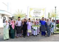 Manndzri (dua, kanan) bersama kakitangan dan murid dari Sekolah Kebangsaan Felda Pengeli Timur yang menyertai perarakan Sambutan Maulidur Rasul di Masjid Al-Husna Bandar Tenggara, pada Ahad.