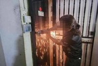 Akses masuk ke premis pula dikawal menggunakan pintu besi bermagnet berkunci yang dikawal dari dalam.