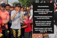 Syed Saddiq disambut penduduk selepas menamatkan Misi Larian Kesyukuran dari Istana Kehakiman di Putrajaya menuju ke Muar pada Julai lalu.
