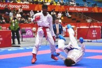 Thevendran (kiri) menewaskan Rakesh 9-1 dalam aksi repechage kumite bawah 55kg Sukan Asia di Gimnasium Toyohashi, Aichi. Foto FB MSN