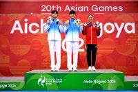 Zidi (tengah) mencipta rekod Sukan Asia selepas meraih emas acara 200m kuak kupu-kupu wanita di Jepun pada Ahad. Foto: AFP.