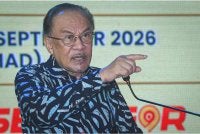Anwar ketika berucap pada Majlis Hi-Tea Reunion Perintis Reformis pada Ahad. Foto Bernama
