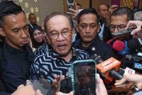 Perdana Menteri Datuk Seri Anwar Ibrahim (tengah) semasa sidang media ketika hadir ke Majlis Hi-Tea Reunion Perintis Reformis di Pusat Dagangan Antarabangsa Selangor (SITC) Seksyen 14 Shah Alam hari ini. Foto Bernama.