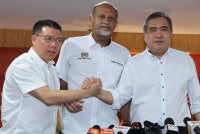 Timbalan Pengerusi DAP, Nga Kor Ming (kiri) dilapor menyatakan hasrat untuk meletak jawatan bersama-sama dengan Setiausaha Agung parti berkenaan, Anthony Loke (kanan).