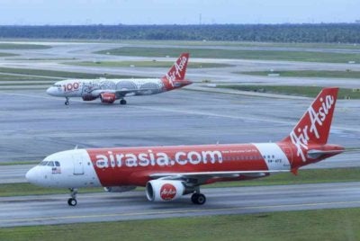 Syarikat penerbangan tambang murah Air Asia menderita kekangan kewangan yang teruk akibat kenaikan harga minyak dan kerugian tukaran asing. -Gambar hiasan